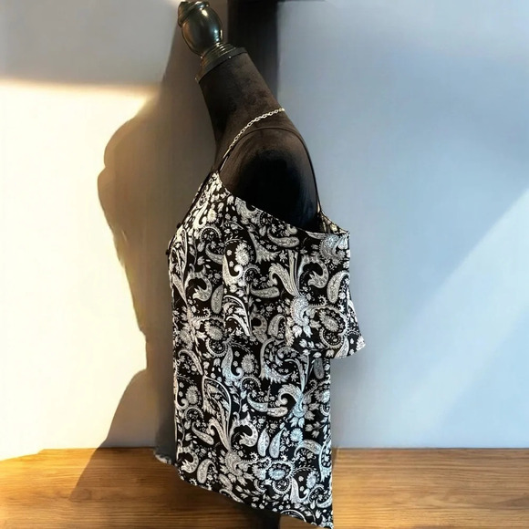 Express Paisley Cold Shoulders Top Short Sleeves Black White Sz Med Button Front - Picture 4 of 8